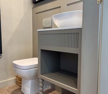 Stamford Apartment | Victorian Red Brick Barn in the Heart of Stamford