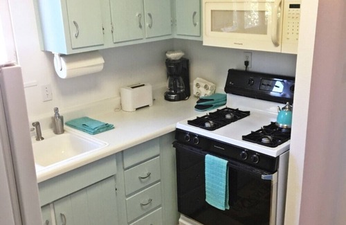 Prescott Cottage | Victorian Suites ~ The Perfect Location with all the Comforts of Home