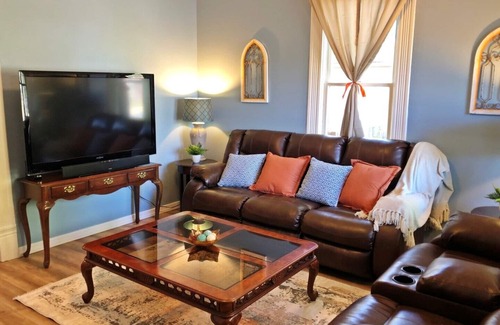 Prescott Cottage | Victorian Suites ~ The Perfect Location with all the Comforts of Home