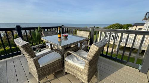 Llanddulas Other | Victory Lodge with Hot Tub - 2 Bedroom - Sleeps 6 - Bron-Y-Wendon Holiday Park