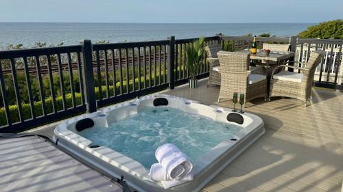 Llanddulas Other | Victory Lodge with Hot Tub - 2 Bedroom - Sleeps 6 - Bron-Y-Wendon Holiday Park