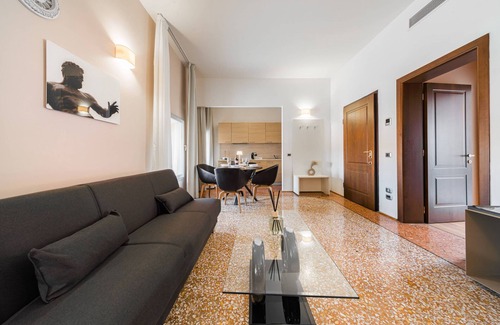 Historic Center Apartment | View of Piazza Maggiore - Arcadian By ImmoBo - Bologna Center