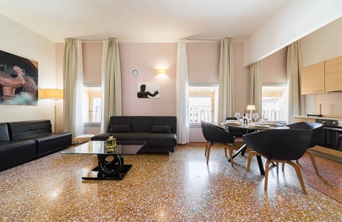 Historic Center Apartment | View of Piazza Maggiore - Arcadian By ImmoBo - Bologna Center