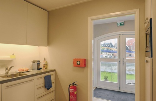 Monnickendam Apartment | View of the harbour, room with shared kitchenette
