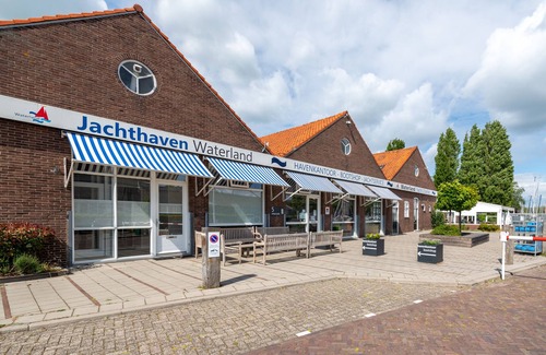 Monnickendam Apartment | View of the harbour, room with shared kitchenette