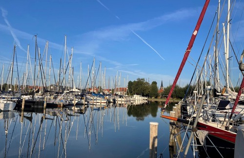 Monnickendam Apartment | View of the harbour, room with shared kitchenette