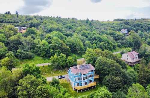 Old Timberline House | VIEW!VIEW! 5BR 5BA, Hot tub,Internet,EV Charger, Mins to Ski, Walks to DollySods