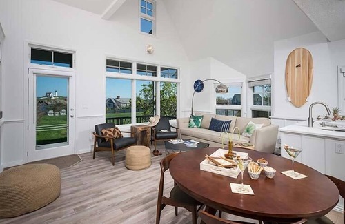York Beach House | ViewPoint - 2BR Poolside Townhouse Suite 101