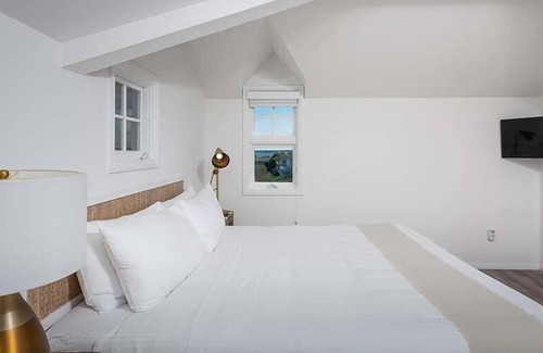 York Beach House | ViewPoint - 2BR Poolside Townhouse Suite 101
