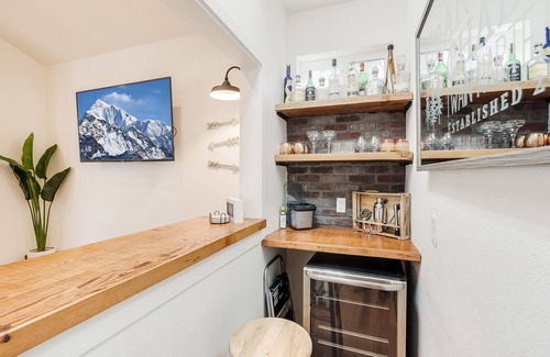 Mi-Wuk Village House | VIEWS - 2414 sq ft - Arcade Games - Home Bar - Trail