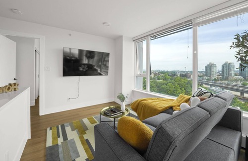 Gastown Condo | Views! @ 3br/2ba Renovated Condo +Parking+Gym+Pool