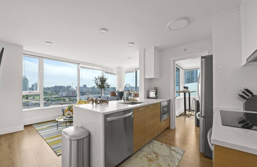 Gastown Condo | Views! @ 3br/2ba Renovated Condo +Parking+Gym+Pool