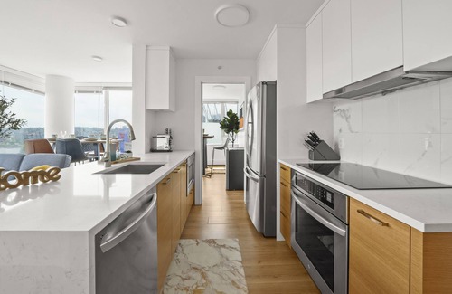 Gastown Condo | Views! @ 3br/2ba Renovated Condo +Parking+Gym+Pool