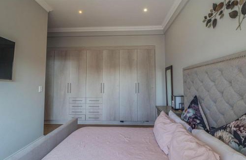 Lone Hill Villa | Views at Schoeman