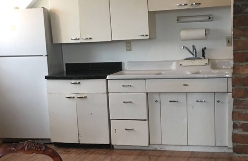 Seward House | views! Location! Historic 2BR/1BA loft with Views-Downtown Telegraph House