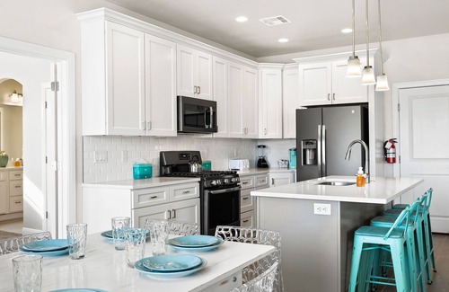 Hurricane House | Views of Zion Park - Backyard Heated Pool - Hot Tub - Firepit - Close to Zion