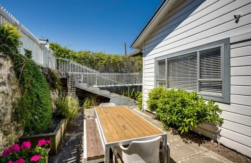 Napier House | Views on Colenso - Napier Holiday Home