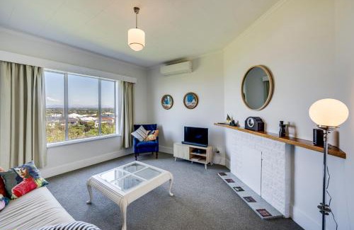 Napier House | Views on Colenso - Napier Holiday Home