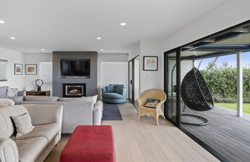 Stanmore Bay House | Views on Vipond - Stanmore Bay Holiday Home