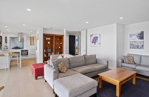 Stanmore Bay House | Views on Vipond - Stanmore Bay Holiday Home