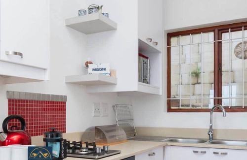 Glencairn Apartment | Views | Quiet | walk to beach | Full Kitchen