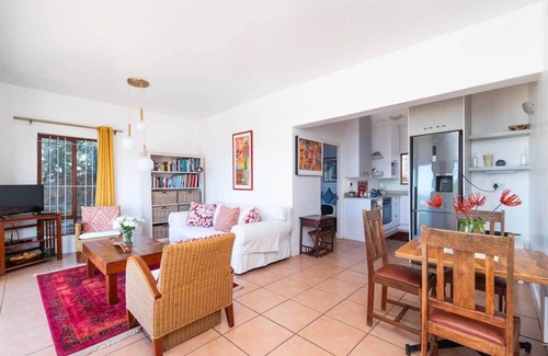 Glencairn Apartment | Views | Quiet | walk to beach | Full Kitchen