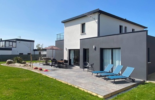 Cleder Villa | Villa 160 m2, 8 persons, seaside, 4 bedrooms, dc PMR animals ok, enclosed garden