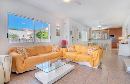 Les Deveses Villa | Villa 1ª Linea Cudei close to the Beach with Pool & Wi-Fi