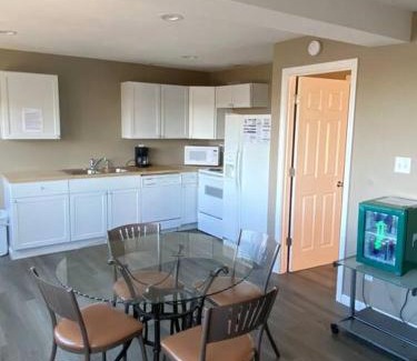 Lake Ozark House | Villa #3 Sleep 6-Bachelor/Bachelorette Parties!