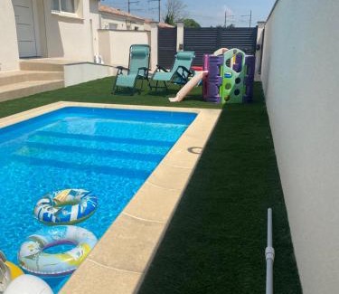 Piolenc Villa | villa 8 personnes clim, piscine, parking