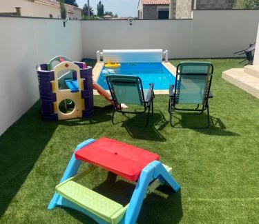 Piolenc Villa | villa 8 personnes clim, piscine, parking