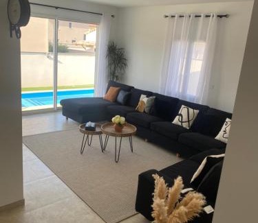 Piolenc Villa | villa 8 personnes clim, piscine, parking