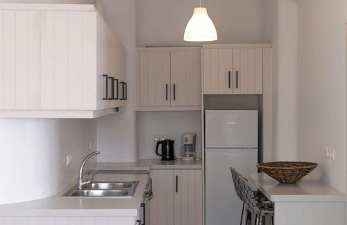 Paradise Apartment | Villa 9 - Sea View, Private Jacuzzi for 5, Shared Pool,Gym,Bar