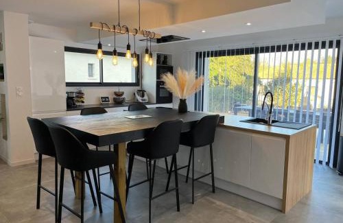 Millas Villa | Villa accueillante à Millas avec piscine privée et jacuzzi