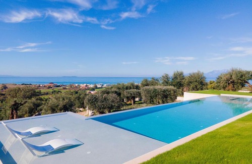 Almiros Beach Villa | Villa Acropolitana by PosarelliVillas