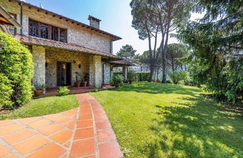 Camaiore Villa | Villa ai Boschetti by Mmega