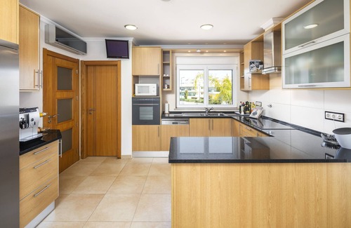 Alporchinhos Villa | Villa Alegria