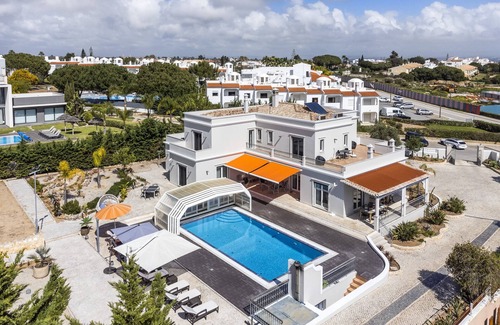 Alporchinhos Villa | Villa Alegria