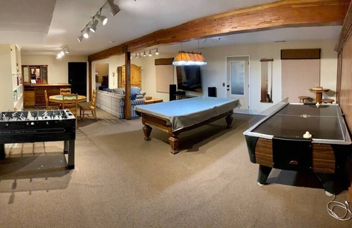 Mariposa House | Villa Alta Vista at Yosemite- Views and Game Room