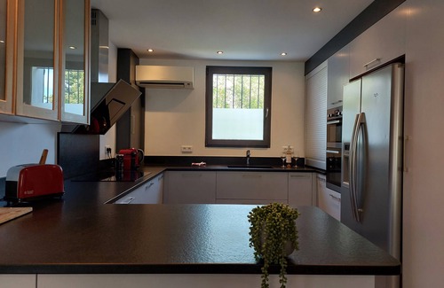 St.-Remy-de-Provence Villa | Villa Art-Déco, 5 mn walk from the city center of Saint-Rémy- Pool, Clim - 4ps