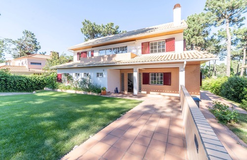 Charneca de Caparica e Sobreda Villa | Villa Aster- Spacious Villa for 14 Persons with Garden and Private Swimming Pool