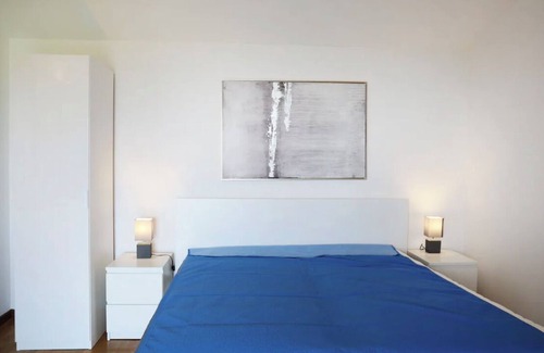 Moniga del Garda Villa | Villa at the port