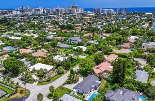 Coral Ridge House | Villa Aura Heated Pool 4 Bedrooms 5 minutes to the Ocean
