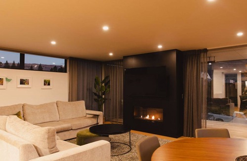 Wanaka Villa | Villa Aurora | Gas Fire +AC + BBQ