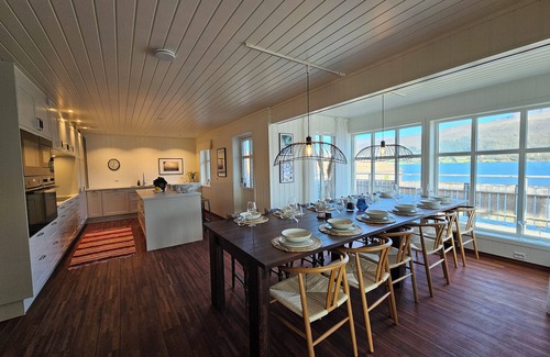 Balsfjord Villa | Villa Aurora Nestun with outdoor sauna and amazing views!