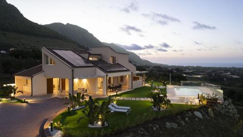 Castellammare del Golfo Villa | Villa Aversa by PosarelliVillas
