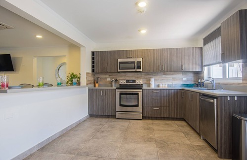 Bakval Villa | Villa Blue Heaven- 4BR-4BA-4BE, 2 min drive to BEACH!