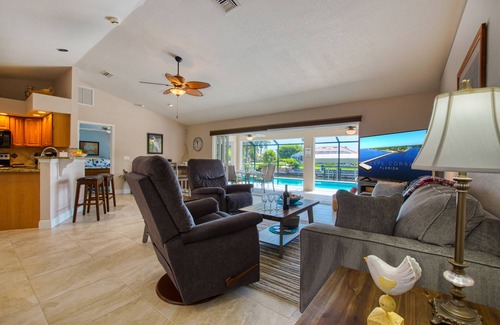 Caloosahatchee Villa | VILLA BOATERS DREAM – HEATED POOL & SPA | GULF ACCESS | BOAT RENTAL + TOURS VOUCHER INCL.