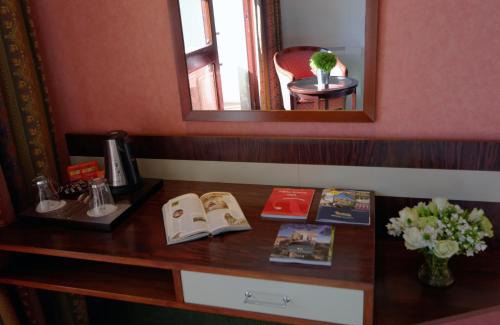 Greoux-les-Bains Hotel | Villa Borghese, The Originals Relais