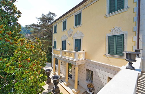 La Spezia Villa | VILLA BYRON Luxury Retreat w Pool, A /C, Free WiFi, Park near to CINQUE TERRE